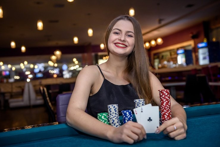 Tampilan antarmuka aplikasi mobile plngacor678 menampilkan menu utama dengan kategori Liga 1, live dealer, dan slot games